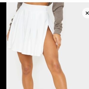 White pleated mini skirt